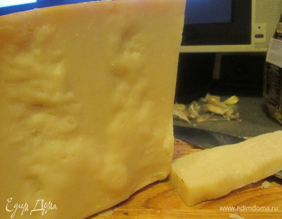 Пармезан ножом для чистки картошки нарезать на хлопья.