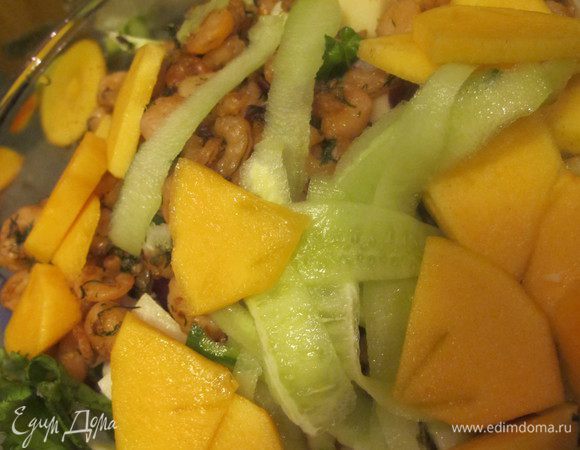 В большой миске смешать салатный микс, нарезанную и очищенную от кожуры хурму, нарезанный тоненькими полосками огурец, креветки и пармезан. 