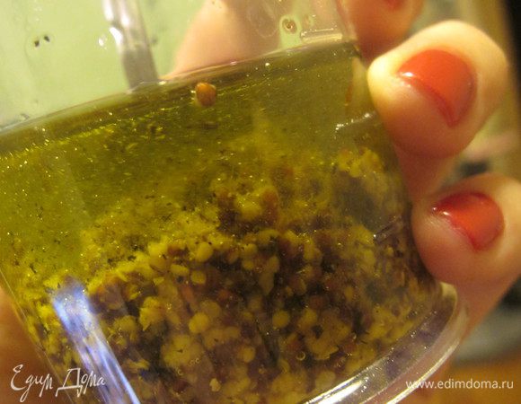 Приготовить заправку, смешав все ингредиенты.