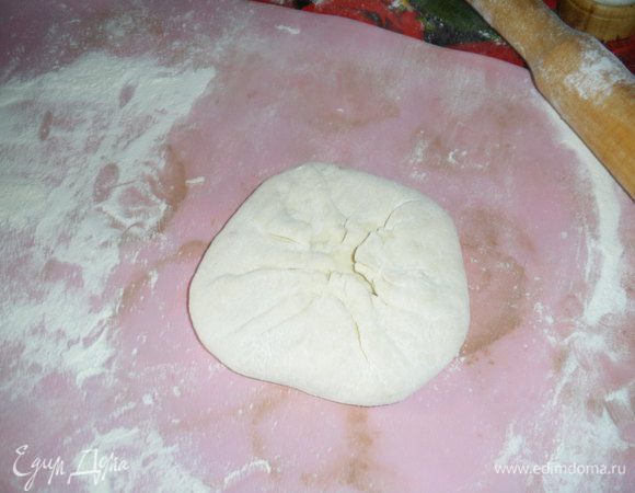 Защипните края в центре. Потом сделайте скалкой лепешку. Опять же, руководствуясь размером сковороды, которой будете пользоваться.