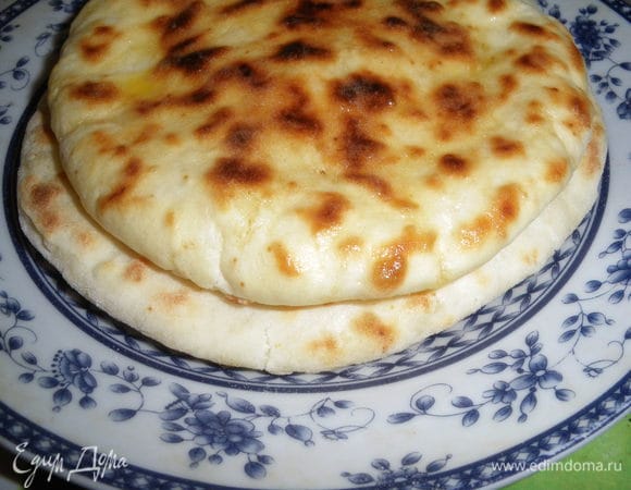 Пока одна партия жарится, другая — раскатывается. Хачапури при обжаривании вздуваются, а потом «опадают», когда выкладываешь их на тарелку и смазываешь сливочным маслом. Получится вкусно! К ужину, на перекус, на работу. Всем приятного аппетита! 