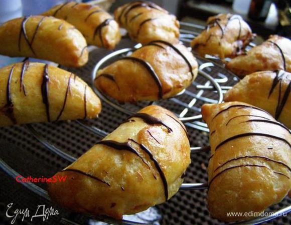 На водяной бане растопим шоколад. Вилку обмакнем в растопленный шоколад и быстрыми движения нанесем его на печенье