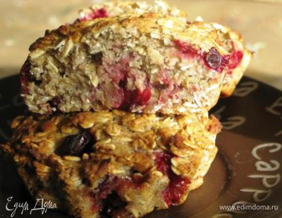 Галеты. Грушу или яблоко натереть на мелкой терке, добавить мюсли, ягоды, мед, измельченный миндаль. Перемешать. Добавить муку, просеянную с разрыхлителем, еще раз перемешиваем. Перекладываем тесто в смазанные маслом формочки и выпекаем при 170 гр 40-50 мин. У меня было готово через 30. Дать остыть.