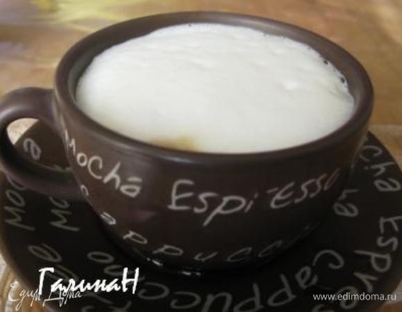 Латте. Стручок ванили разрезать вдоль пополам, выскрести семена. Смешать все в сотейнике с половиной молока и прогреть 5-7 мин. Не доводить до кипения! Добавить сахар по вкусу. Процедить и взбить с помощью капучинатора в пенку. Если у Вас его нет, взбейте погружным блендером, теплое молоко должно взбиться. Танюша Синдерелла, как-то давала рецепт капучино, там было описано. У меня есть капучинатор. В чашку или высокий бокал наливаем 50 мл холодного молока, сверху 50 мл горячей ванильной пенки, затем тоненькой струйкой вливаем эспрессо. Все! Приятного аппетита!