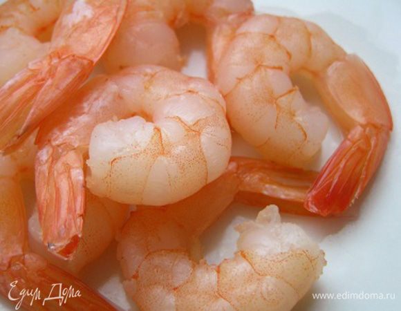 Креветки разморозить (или отварить, если у Вас сырые).