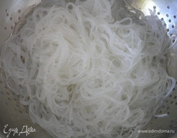 Фунчозу приготовить как указано на упаковке. Я залила горячей водой, накрыла крышкой, через 5-7 минут слила воду, промыла.