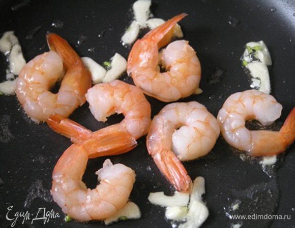 добавить креветки, обжарить 2 минуты,