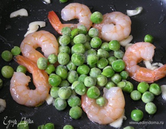 добавить зеленый горошек и готовить еще 2-3 минуты.