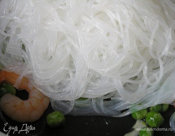 Затем добавить фунчозу, соевый соус, лимонный сок, присолить.