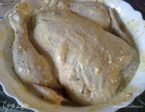 Курицу замочить в кефире, предварительно натерев солью, любимыми приправами и чесноком. Оставить на ночь.