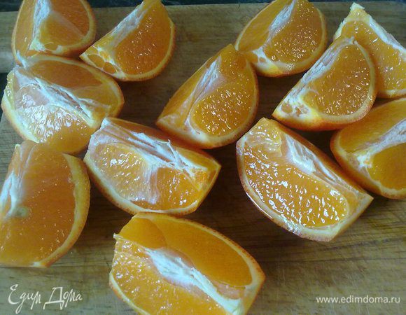 Мандарины нарезать на четвертинки.