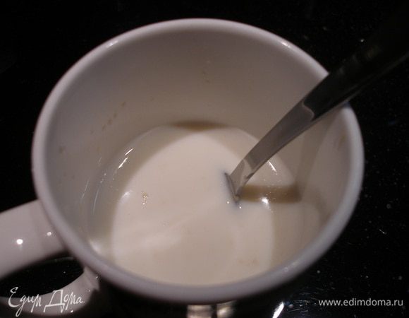 Молоко  подогреть немного, добавить сахар и дрожжи. Оставить, пока дрожжи не растворятся полностью. 