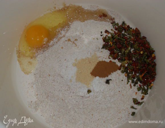 Смешать все остальные ингредиенты. У меня сушеный болгарский перец красный и зеленый. Можно использовать и свежий болгарский перец, в таком случае его надо предварительно чуть-чуть обжарить на сливочном масле. 