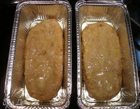 Форму смазываем сливочным маслом и выкладываем тесто. Смазываем яйцом (у меня на это "пошло" 1 перепелиное). Я пекла хлеб в маленьких одноразовых формах, поэтому хватило 30 минут при 180 С.