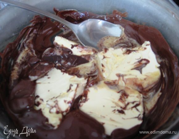 Духовку разогреваем до 180 градусов. Масло растапливаем  с шоколадом на водяной бане. 