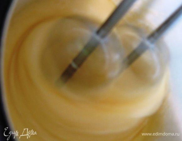 Сахар взбиваем с яйцами до белой пышной массы.  