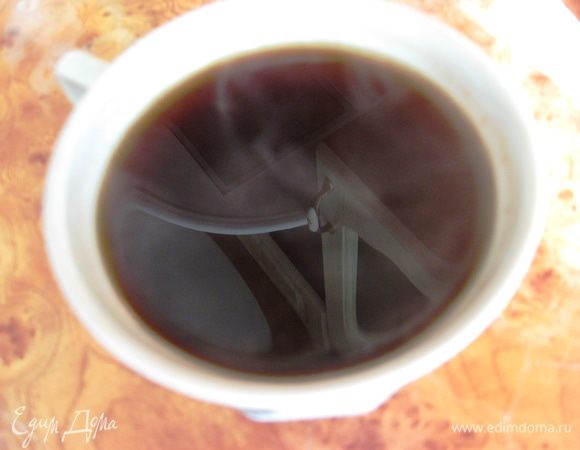 Ставим на самый медленный огонь. Присматриваем, чтобы не убежало. Иногда помешиваем. Когда верхушка только начнет подниматься выключаем огонь. Даем 5 минут постоять. Во-первых,  все не нужное опуститься, во-вторых кофе настоится как надо!  Выливаем в чашку. 