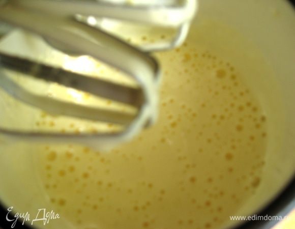 К взбитым яйцам добавляем теплую шоколадную массу, взбиваем. И вводим кофе. Перемешиваем. Кофе должно быть теплым, почти горячим! 