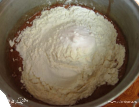 Муку, соду и соль перемешиваем. Добавляем к нашей остальной массе. Хорошенько взбиваем. Тесто получиться жидковатым, но так и должно быть!