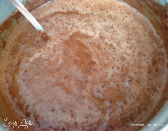 Уксус перемешиваем с водой. И добавляем в тесто. Перемешиваем. Тесто немного «вспениться». 