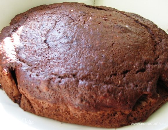 Выстилаем форму пергаментной бумагой, выливаем тесто и выпекаем 30-40 минут. Готовность проверяем деревянной палочкой в середине. Оставляем остывать в духовке Надо сказать, что ароматы по всей квартире были неимоверные. А сестричка вообще засела возле духовки и следила когда же приготовиться. Бисквит отлично вырос и даже треснул немного. Но на вкус это не повлияло.