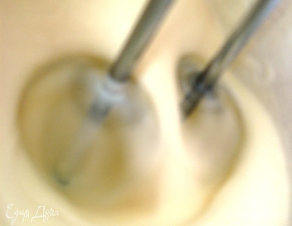 Пока печется бисквит, готовим крем. Желатин разводим в кипятке. С расчета, что на одну столовую ложку примерно 8 г. надо 50 мл кипятка. Даем постоять 2 минуты. И ставим в микроволновку на 15 секунд. Хорошенько перемешиваем. Но будьте внимательны, все зависит какой у Вас желатин. Обычно на упаковке рассказывается как его использовать!:) Сметану взбиваем с сахаром.