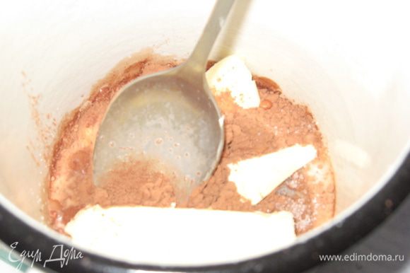 Для шоколадного крема все ингредиенты соединяем. На медленном огне доводим до однородности, помешиваем, чтобы не было комочков. Ставим в холодильник на час.
