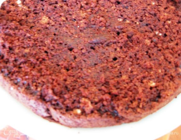 Сборка торта. Бисквит аккуратно, он очень хрупкий делим на 3 части. 