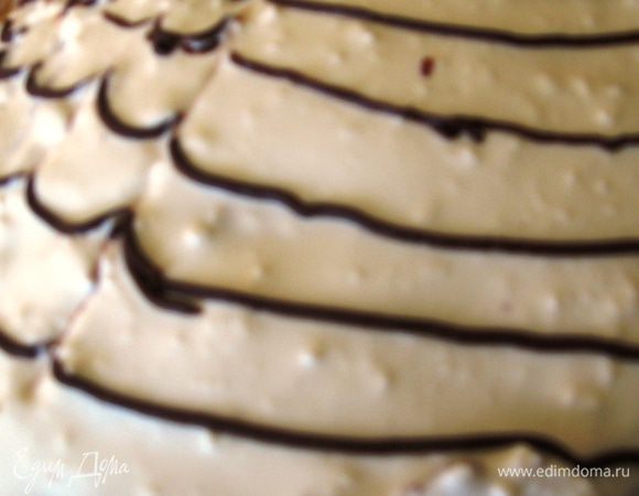 Шоколадным кремом наполняем кондитерский шприц или мешок. Вы можете украсить по своему желанию, но мне захотелось сделать такую себе «ракушку». Проводим полукругом тонкие линии.  