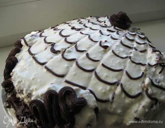 И перпендикулярно им проводим ножом. Делаем серединку. Ставим торт в холодильник на ночь.  