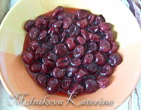 Вишню замочить на 20 минут в коньяке. Этот шаг необязателен. 