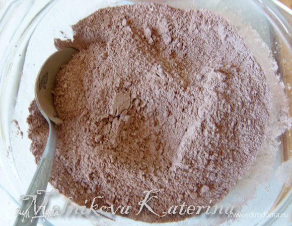 Смешать муку, сахар и какао. 