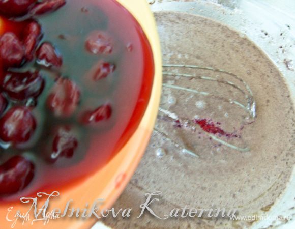 Добавить яйца, растопленное масло, молоко, сливки и вишневый сок (либо коньяк, в котором замачивалась вишня). 