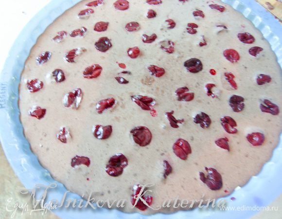 Смазать форму для запекания. Вылить подготовленную смесь в форму. Распределить  равномерно вишни. 