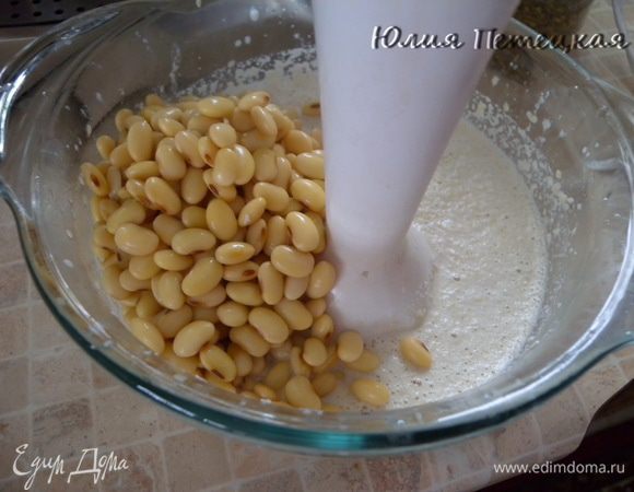 Замочить сою на ночь в воде (добавить совсем немного соды). Потом воду слить и отварить. Варится долго. Я готовила хумус из нута, проварила 5 минут и хватило. Но тут (по-моему) ушло 1,5 часа. Воду слить но не выливать. Дальше не классический вариант. Я сразу насыпаю поверх кунжут и немного воды, в которой варилась соя.