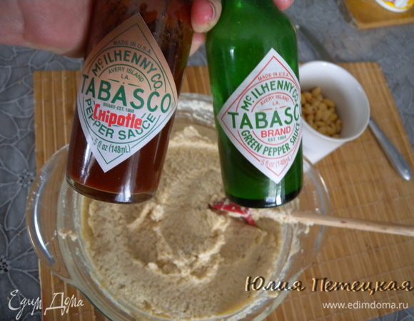 Взбиваю до однородной массы погружным блендером. По мере надобности добавляю воду. Должна получится постообразная масса. Добавляем растительное масло (оливковое, куржутное, подсолнечное) и еще немного взбиваем. Далее выдавливаем чеснок и добавляем табаско. Или другие приправы + соль. Приятного аппетита.