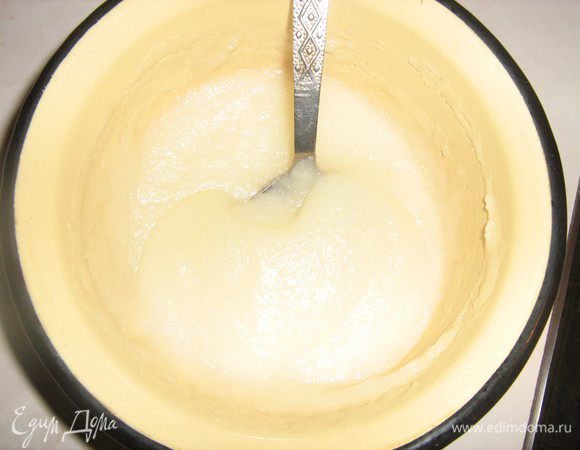 Вскипятить воду, масло, сахар, соль, снять с огня. в кипяток, помешивая, всыпать манку, оставить остывать.