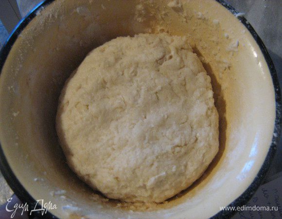 Добавить дрожжи и муку, замесить тесто. Оставить поднятся. У меня оно сразу не хотело подыматься прошло часа 3. Так что не отчаивайтесь если сразу не заработало.