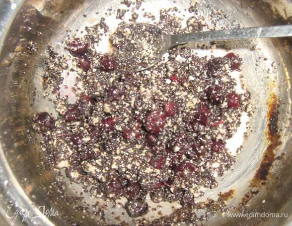 Мак приварить с сахаром и водой. Пропустить через мясорубку (я не делала).Добавить халву, ягоду и перемешать. Ах какая вкусняшка. Я просто обожаю халву, поэтому мне так нравится эта начинка.