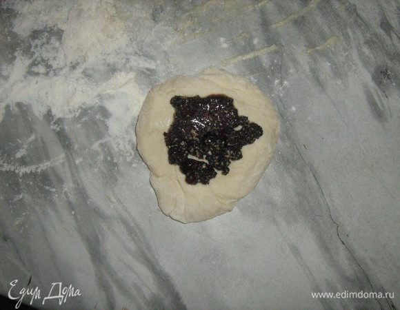 Делаем булочки. Делаем лепешку, кладем начинку, заворачиваем. Смазываем маслом.