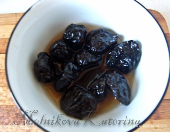 Замочить чернослив в коньяке на 20 минут. 