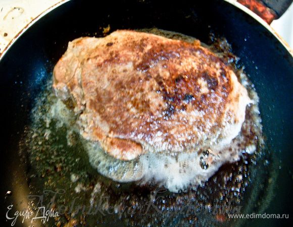 Мясо натереть солью и перцем. На сковороде разогреть растительное масло и добавить 25 гр сливочного. Обжарить до золотистой корочки мясо со всех сторон. 