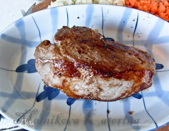 Переложить мясо в форму для запекания, накрыть фольгой и запекать 20-25 минут при 180 градусах. 