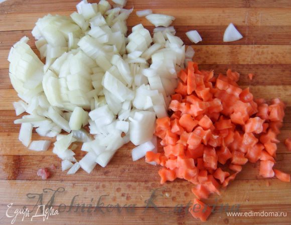 Лук и морковь мелко порубить. 