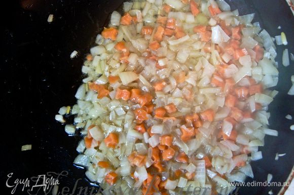 На сковороду, где жарилось мясо, добавить оставшиеся 25 гр сливочного масла. Обжарить до золотистого цвета лук и морковь. Затем добавить коньяк, в котором замачивался чернослив, и выпарить.