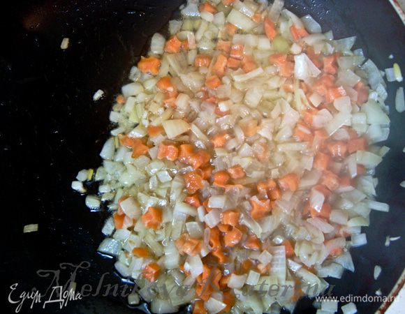 На сковороду, где жарилось мясо, добавить оставшиеся 25 гр сливочного масла. Обжарить до золотистого цвета лук и морковь. Затем добавить коньяк, в котором замачивался чернослив, и выпарить. 