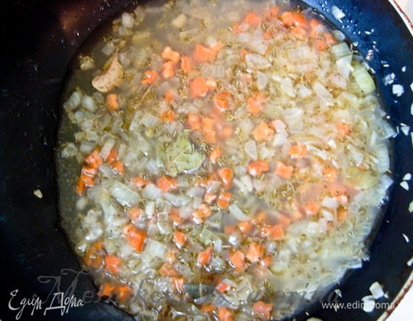 Добавить к овощам бульон, лист лавровый, розмарин, немного соли и перца. Выпарить бульон до половины. 
