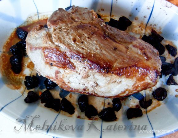 Достать из духовки мясо, выложить чернослив. 