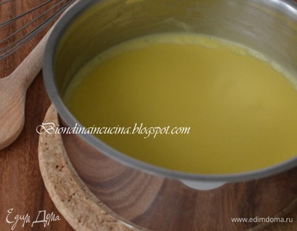 Затем снять  с огня и добавить фисташки,перемшать,добавить масло,перемешать до его растворения.
Дать массе остыть.