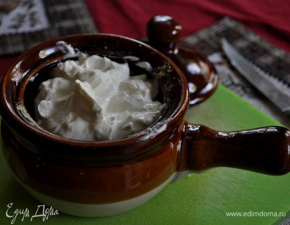 Внутренние стенки горшков натереть чесноком,на дно положить неск-ко кусочков слив.масла,грибы, перемешанные с луком,приправить специями по вкусу,сверху залить сметаной.